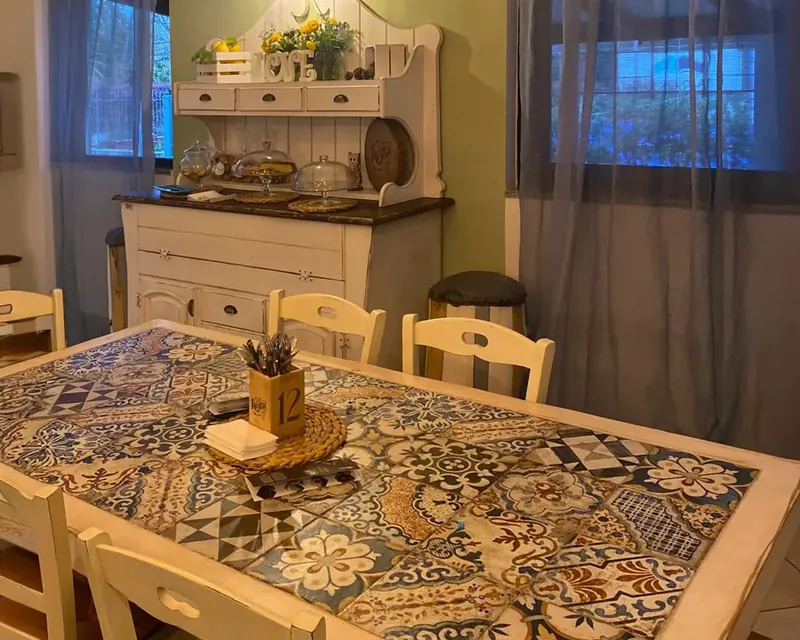 I tavoli in maiolica e la credenza con le torte da Fresella a Pontecagnano Faiano